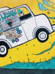 Street art nel centro di Oakland in California: il colorato dipinto di un furgoncino dei gelati.
