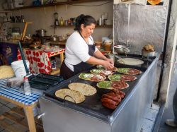 Street food a Puebla, Messico: una donna cucina tacos e quesadillas - © Jakub Zajic / Shutterstock.com