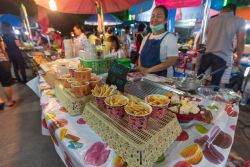 Street food in un villaggio della regione di Nonthaburi, Thailandia - © CHALERMPHON SRISANG / Shutterstock.com