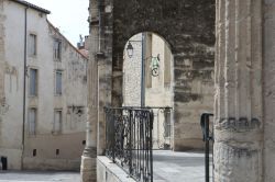 Street view a Montepllier, Francia: colonne antiche e ringhiera in ferro in un edificio religioso - © Olga177 / Shutterstock.com