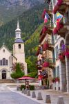 Street view autunnale di Chamonix con la chiesa e il campanile di San Michele sullo sfondo, Francia.


