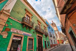 Street view con edifici storici nel centro di Guanjuato, Messico - © Elijah Lovkoff / Shutterstock.com