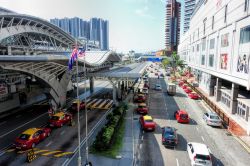 Street view dall'alto di Johor Bahru City in Malesia con taxi e grattacieli sullo sfondo - © tristan tan / Shutterstock.com