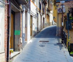 Street view del borgo di Motta Camastra, provincia di Messina, Sicilia.
