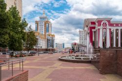Street view del centro città di Saransk, Russia con edifici e palazzi. Nel'immagine si vede anche l'Ogarev Mordovia State University: dalla piattaforma panoramica del tetto si ...
