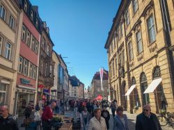 Street view del centro di Bamberga, Germania, con case colorate e gente a passeggio nell'area pedonale - © Apple Kullathida / Shutterstock.com