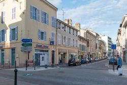 Street view del centro di Bourg-en-Bresse, dipartimento dell'Ain, Francia. Questa graziosa località, situata nella regione dell'Alvernia-Rodano-Alpi, dista circa 70 km da Lyon ...