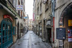 Street view del centro di Clermont-Ferrand, Auvergne, Francia, con i negozi e ristoranti in una giornata di pioggia - © BlindSpots / Shutterstock.com