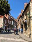 Street view del centro di Lincoln (Lincolnshire) con turisti in visita, Inghilterra - © Imran's Photography / Shutterstock.com