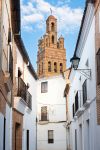 Street view del centro di Llerena con uno scorcio della chiesa di Nostra Signora della Granada, Estremadura, Spagna.
