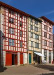 Street view del centro storico di Bayonne (Francia) con le tradizionali case a graticcio.

