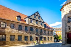 Street view del centro storico di Bayreuth, Germania, con chiesa e museo.
