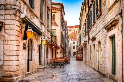 Street view del centro storico di Dubrovnik, Croazia, nell'area dello Stradun.

