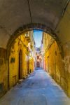 Street view del centro storico di Marsala, Sicilia: lo scorcio di un vicolo su cui si affacciano vecchi palazzi.



