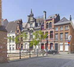 Street view del centro storico di Mechelen, Belgio, con antichi palazzi - © 234144718 / Shutterstock.com
