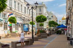 Street view del centro storico di Rostov-on-Don, Russia. Sullo sfondo, le cupole dorate della cattedrale - © Mikhail Gnatkovskiy / Shutterstock.com