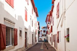 Street view del centro storico di Saint-Jean-de-Luz, Francia: un tipico vicoletto con le case in stile basco.

