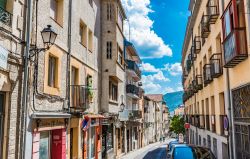 Street view del centro storico di San Lorenzo de El Escorial, Madrid, Spagna - © Takashi Images / Shutterstock.com