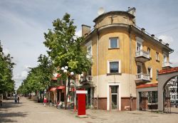 Street view del centro storico di Siauliai, Lituania: uno scorcio di Vilniaus Street.