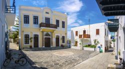 Street view del villaggio di Mandraki, Nisyros, Grecia. Quest'isola è una delle destinazioni turistiche più popolari del Mare Egeo - © Nejdet Duzen / Shutterstock.com
