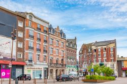 Street view della cittadina di Lens, dipartimento del Passo di Calais, nord della Francia - © Takashi Images / Shutterstock.com