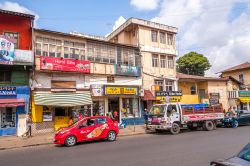 Street view di Addis Abeba, Etiopia, con veicoli parcheggiati - © milosk50 / Shutterstock.com