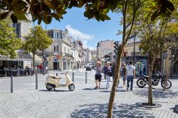 Street view di Biarritz, Francia, con motorini e gente a piedi - © Mike_O / Shutterstock.com