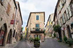 Street view di Cordes-sur-Ciel, Francia. Un pittoresco scorcio fotografico di questo villaggio a 25 km da Albi, nel Tarn - © HUANG Zheng / Shutterstock.com