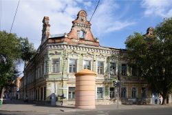 Street view di Samara, Russia, con un elegante edificio antico fotografato in estate alla mattina.



