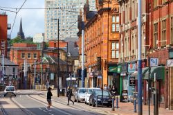 Street view di Sheffield, Yorkshire, con gente che cammina (Inghilterra) - © Tupungato / Shutterstock.com