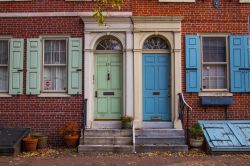Street view nel centro di Philadelphia, Pennsylvania: porte e finestre colorate sulla facciata di abitazioni - © Olga V Kulakova / Shutterstock.com