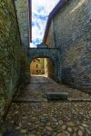 Street view nel centro storico di Perouges, Francia. E' un'antica cittadina di tessitori e commercianti di vino che conserva il suo cuore medievale con vicoletti, vecchie case del XV° ...