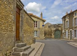 Street view nel centro storico di Poitiers, Francia, con case di epoca medievale.

