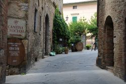 Street view nel cuore di Montepulciano, Toscana, Italia. Passeggiando nel centro storico della città si possono ammirare palazzi e sontuose residenze - © giovanni boscherino / Shutterstock.com ...