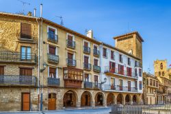 Streetview del centro storico di Olite, Spagna. La città sorge su un piccolo colle a un'altitudine di 380 metri sulla strada che porta da Saragozza a Pamplona.




