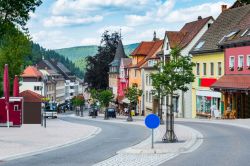 Streetview del centro storico di Triberg in Schwarzwald, Baden-Wurttemberg, Germania.
