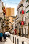 Streetview nel centro della cittadina di Bunol, Spagna, con gente a passeggio - © Cidale Federica / Shutterstock.com