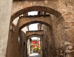 Una stretta stradina del centro storico di Sirmione, ...