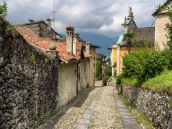 Uno stretto vicoletto a Orta San Giulio, Piemonte, Italia. Passeggiando alla scoperta di questo borgo se ne possono ammirare splendidi scorci panoramici.



