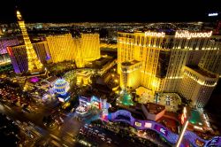 La scintillante Strip di Las Vegas di notte - © littleny / Shutterstock.com