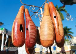 La musica e Trinidad: tipici strumenti musicali appesi - il güiro è un famoso strumento musicale cubano a percussione, prodotto da un tipo di zucca chiamata  güira ...