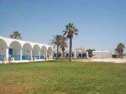 Una struttura alberghiera di Nabeul, Tunisia. Spiaggia di sabbia fine e hotel affacciati sul mare sono la caratteristica di questa località dove praticare attività ludiche e sportive.
 ...