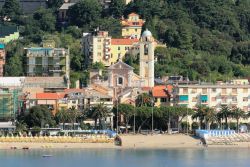 Strutture alberghiere affacciate sul litorale mediterraneo di Albissola Marina, Savona, Liguria - © photobeginner / Shutterstock.com