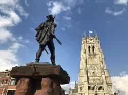 La stuaua del principe gallo Ambiorige al Gran Mercato di Tongeren (Belgio) con la vecchia cattedrale sullo sfondo.



