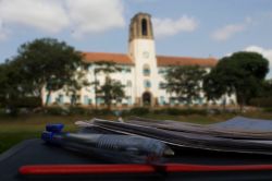 Studiando davanti alla Torre d'Avorio alla Makerere University di Kampala, Uganda.