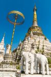 Stupa al tempio Wat Saen Fang a Chiang Mai, Thailandia. Dettagli architettonici di questo edificio religioso antico finemente decorato. Al suo interno si trova la sala della preghiera a cui ...