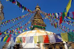 Stupa di Swayambhunath a Kathmandu, Nepal. Questo antico compelsso religioso in cima ad una collina a ovest della città è uno dei luoghi più sacri per i pellegrinaggi. E' ...