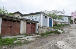 Suceava, Romania: alcuni vecchi garage nella periferia della città. Suceava presenta ancora molte vecchie strutture dell'epoca comunista - foto © Mihai Maxim / Shutterstock.com ...