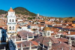 Una veduta del centro di Sucre. La capitale della Bolivia è conosciuta con il nome di "Città bianca" per via del colore dei suoi edifici - foto © Jess Kraft ...