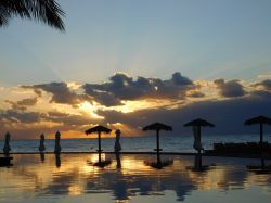 Una suggestiva alba fotografata a Freeport, Grand Bahama, Arcipelago delle Bahamas. I colori del cielo si riflettono sulle acque dell'immensa piscina di un resort costruito lungomare.



 ...